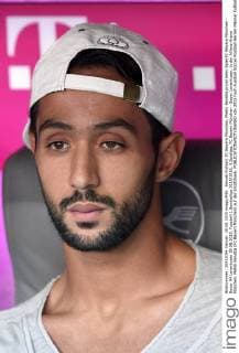 Aktuell Fußball, FC Bayern München, Medhi Benatia privat beim Spiel FC Bayern München - Bayer 04 Leverkusen 29.08.2015, Fussball 1.Bundesliga 2015 2016, 3.Spieltag, FC Bayern München - Bayer Leverkusen, in der Allianz-Arena München. Mehdi Benatia (FC Bayern München) auf der Ersatzbank. 