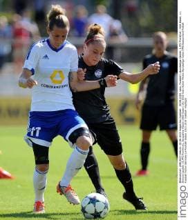 30.08.2015, xpsx, Fussball 1.Bundesliga Damen, 1.FFC Frankfurt - SGS Essen, v.l. Simone Laudehr (1.FFC Frankfurt), Jacqueline Klasen (SGS Essen)
