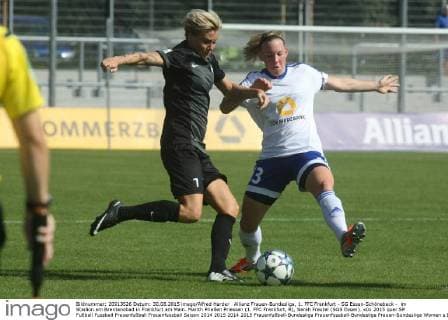 Allianz Frauen-Bundesliga, 1. FFC Frankfurt - SG Essen-Schönebeck - im Stadion am Brentanobad in Frankfurt am Main. Marith Prießen Priessen (1. FFC Frankfurt, R), Sarah Freutel (SGS Essen).