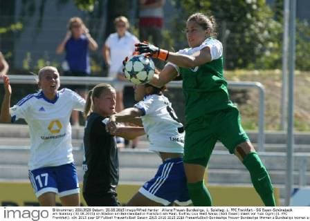 Allianz Frauen-Bundesliga, 1. Spieltag: 1. FFC Frankfurt - SG Essen-Schönebeck am Sonntag (30.08.2015) im Stadion am Brentanobad in Frankfurt am Main. Torfrau Lisa Weiß Weiss (SGS Essen) klaert vor Yuki Ogimi (1. FFC Frankfurt).