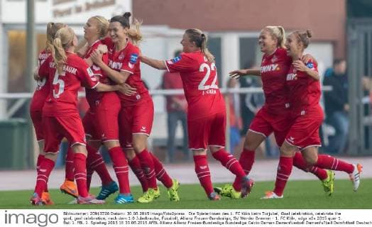 Die Spielerinnen des 1. FC Köln beim Torjubel, Goal celebration, celebrate the goal, goal celebration, nach dem 1:0 Jubeltraube, Fussball, Allianz Frauen-Bundesliga, SV Werder Bremen - 1. FC Köln, xdgx