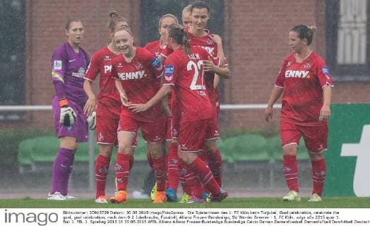Die Spielerinnen des 1. FC Köln beim Torjubel, Goal celebration, celebrate the goal, goal celebration, nach dem 0:2 Jubeltraube, Fussball, Allianz Frauen-Bundesliga, SV Werder Bremen - 1. FC Köln, xdgx