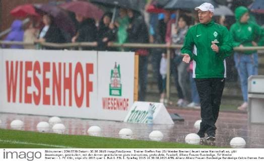 Trainer Steffen Rau (SV Werder Bremen) feuert seine Mannschaft an, gibt Anweisungen, gestikuliert, mit den Armen gestikulieren gives instructions, gesticulate, Fussball, Allianz Frauen-Bundesliga, SV Werder Bremen - 1. FC Köln, xdgx