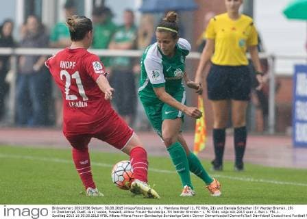 v.li.: Mandana Knopf (1. FC Köln, 21) und Daniela Schacher (SV Werder Bremen, 19) im Zweikampf, Duell, duel, tackle, Fussball, Allianz Frauen-Bundesliga, SV Werder Bremen - 1. FC Köln, xdgx