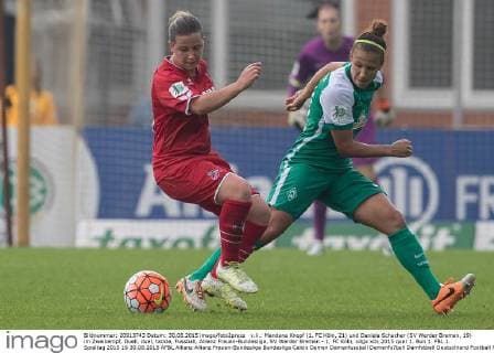 v.li.: Mandana Knopf (1. FC Köln, 21) und Daniela Schacher (SV Werder Bremen, 19) im Zweikampf, Duell, duel, tackle, Fussball, Allianz Frauen-Bundesliga, SV Werder Bremen - 1. FC Köln, xdgx