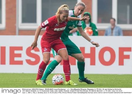 v.li.: Nina Ehegötz (Ehegotz, Ehegoetz, 1. FC Köln, 9) und Katharina Schiechtl (SV Werder Bremen, 9) im Zweikampf, Duell, duel, tackle, Fussball, Allianz Frauen-Bundesliga, SV Werder Bremen - 1. FC Köln, xdgx