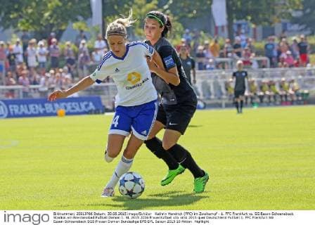 Kathrin Hendrich (FFC) im Zweikampf - 1. FFC Frankfurt vs. SG Essen-Schoenebeck Stadion am Brentanobad