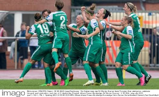 Die Spielerinnen des SV Werder Bremen beim Torjubel, Goal celebration, celebrate the goal, goal celebration, nach dem 4:2 Jubeltraube, Fussball, Allianz Frauen-Bundesliga, SV Werder Bremen - 1. FC Köln, xdgx