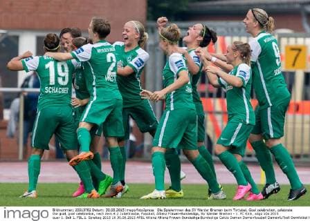 Die Spielerinnen des SV Werder Bremen beim Torjubel, Goal celebration, celebrate the goal, goal celebration, nach dem 4:2 Jubeltraube, Fussball, Allianz Frauen-Bundesliga, SV Werder Bremen - 1. FC Köln, xdgx
