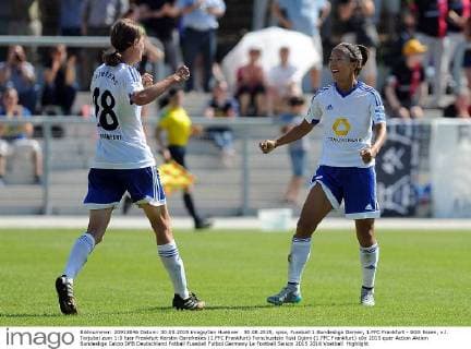 30.08.2015, xpsx, Fussball 1.Bundesliga Damen, 1.FFC Frankfurt - SGS Essen, v.l. Torjubel zum 1:0 fuer Frankfurt Kerstin Garefrekes (1.FFC Frankfurt) Torschuetzin Yuki Ogimi (1.FFC Frankfurt)