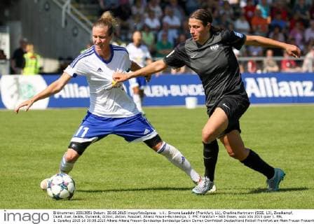 v.li.: Simone Laudehr (Frankfurt, 11), Charline Hartmann (SGS, 13), Zweikampf, Duell, duel, tackle, Dynamik, Action, Aktion, Fussball, Allianz Frauen-Bundesliga, 1. FFC Frankfurt - SGS Essen, xozx