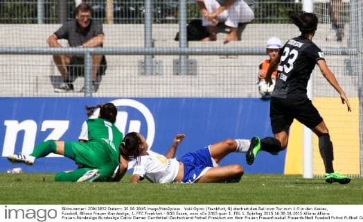 Yuki Ogimi (Frankfurt, 9) stochert den Ball zum Tor zum 1:0 in den Kasten, Fussball, Allianz Frauen-Bundesliga, 1. FFC Frankfurt - SGS Essen, xozx
