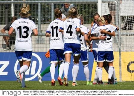 Frankfurts Spielerinnen jubeln über das 1:0, Jubel, Torjubel, Torerfolg, celebrate the goal, goal, celebration, Jubel ueber das Tor, optimistisch, Action, Aktion, Fussball, Allianz Frauen-Bundesliga, 1. FFC Frankfurt - SGS Essen, xozx