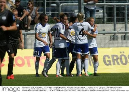 Allianz Frauen-Bundesliga, 1. Spieltag: 1. FFC Frankfurt - SG Essen-Schönebeck am Sonntag (30.08.2015) im Stadion am Brentanobad in Frankfurt am Main. Jubel nach 1:0 durch Yuki Ogimi (1. FFC Frankfurt).