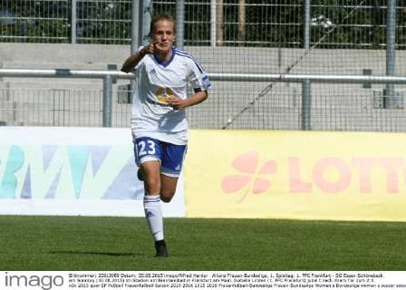 Allianz Frauen-Bundesliga, 1. Spieltag: 1. FFC Frankfurt - SG Essen-Schönebeck am Sonntag (30.08.2015) im Stadion am Brentanobad in Frankfurt am Main. Isabelle Linden (1. FFC Frankfurt) jubel t nach ihrem Tor zum 2:0.