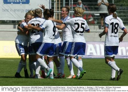 Allianz Frauen-Bundesliga, 1. Spieltag: 1. FFC Frankfurt - SG Essen-Schönebeck am Sonntag (30.08.2015) im Stadion am Brentanobad in Frankfurt am Main. Jubel nach 2:0 durch Isabelle Linden (1. FFC Frankfurt, L).