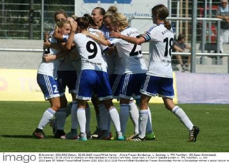 Allianz Frauen-Bundesliga, 1. Spieltag: 1. FFC Frankfurt - SG Essen-Schönebeck am Sonntag (30.08.2015) im Stadion am Brentanobad in Frankfurt am Main. Jubel nach 2:0 durch Isabelle Linden (1. FFC Frankfurt, L).