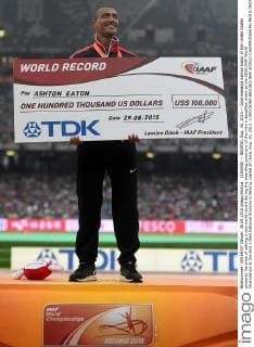 (150830) -- BEIJING, Aug. 30, 2015 -- Gold medalist Ashton Eaton of the United States presents his prize of setting a new world record during the awarding ceremony of the men s decathlon event at the 2015 IAAF World Champships at the Bird s Nest National Stadium in Beijing, capital of China, Aug. 30, 2015. ) (SP)CHINA-BEIJING-IAAF WORLD CHAMPIONSHIPS-MEN S DECATHLON AWARDING CEREMONY (CN) WangxHaofei 