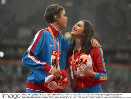 (150830) -- BEIJING, Aug. 30, 2015 -- Gold medalist Russia s Maria Kuchina (R) hugs with silver medalist Croatia s Blanka Vlasic during the awarding ceremony of the women s high jump event at the 2015 IAAF World Champships at the Bird s Nest National Stadium in Beijing, capital of China, Aug. 30, 2015. ) (SP)CHINA-BEIJING-IAAF WORLD CHAMPIONSHIPS-WOMEN S HIGH JUMP AWARDING CEREMONY (CN) WangxHaofei 