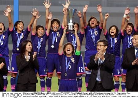 Aktuell Fußball, Damen, U 19 AFC Meisterschaft, Japan ist U19 Asienmeister Ruka Norimatsu (JPN), AUGUST 29, 2015 - Football Soccer : Ruka Norimatsu of Japan lifts the trophy after the AFC U-19 Women s Championship final match between Japan 0(4-2)0 North Korea at Jiangning Sports Center Stadium in Nanjing, China. NOxTHIRDxPARTYxSALES.  (heia000611)
