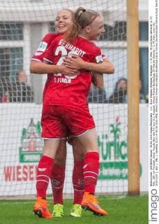 v.li.: Nina Ehegötz (Ehegotz, Ehegoetz, 1. FC Köln, 9) und Anna Gerhardt (1. FC Köln, 20) mit Torjubel, Jubel, Freude über das Tor zum 0:2, Fussball, Allianz Frauen-Bundesliga, SV Werder Bremen - 1. FC Köln, xobx