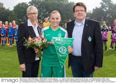 v.li.: Sabine Mammitzsch (Ausschuss für Frauen- und Mädchenfußball, DFB), Cindy König (Konig, Koenig, SV Werder Bremen, 11) und Dr. Hubertus Hess-Grunewald (Geschäftsführer und Präsident SV Werder Bremen) bei der Ehrung zur Torschützenkönigin der 2. Bundesliga Nord Saison 2014 15, Fussball, Allianz Frauen-Bundesliga, SV Werder Bremen - 1. FC Köln, xdgx