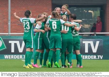 Die Spielerinnen des SV Werder Bremen mit Torjubel, Jubel, Freude über das Tor zum 2:2, Fussball, Allianz Frauen-Bundesliga, SV Werder Bremen - 1. FC Köln, xobx