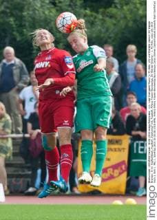 v.li.: Lise Overgaard Munk (1. FC Köln, 23) und Michelle Ulbrich (SV Werder Bremen, 5) im Kopfballduell, Kopfball, Zweikampf mit, Fussball, Allianz Frauen-Bundesliga, SV Werder Bremen - 1. FC Köln, xobx