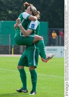 v.li.: Daniela Schacher (SV Werder Bremen, 19) und Katharina Schiechtl (SV Werder Bremen, 9) bejubeln den Sieg, Fussball, Allianz Frauen-Bundesliga, SV Werder Bremen - 1. FC Köln, xobx