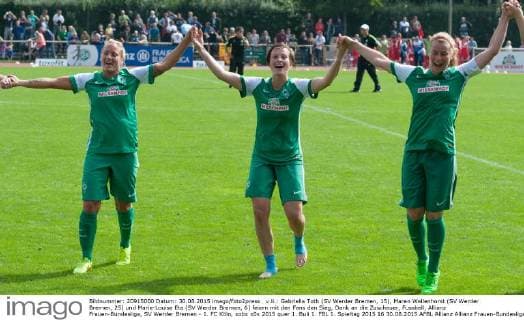 v.li.: Gabriella Toth (SV Werder Bremen, 15), Maren Wallenhorst (SV Werder Bremen, 25) und Marie-Louise Eta (SV Werder Bremen, 6) feiern mit den Fans den Sieg, Dank an die Zuschauer, Fussball, Allianz Frauen-Bundesliga, SV Werder Bremen - 1. FC Köln, xobx