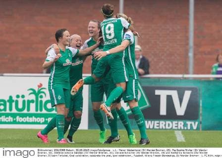 v.li.: Maren Wallenhorst (SV Werder Bremen, 25), Pia-Sophie Wolter (SV Werder Bremen, 10), Stefanie Antonia Sanders (SV Werder Bremen, 20), Daniela Schacher (SV Werder Bremen, 19) und Katharina Schiechtl (SV Werder Bremen, 9) beim Torjubel, Goal celebration, celebrate the goal, goal celebration,, Fussball, Allianz Frauen-Bundesliga, SV Werder Bremen - 1. FC Köln, xdgx