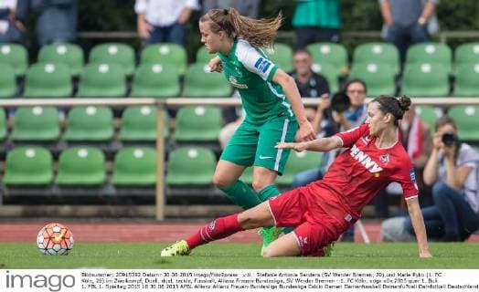 v.li.: Stefanie Antonia Sanders (SV Werder Bremen, 20) und Marie Pyko (1. FC Köln, 26) im Zweikampf, Duell, duel, tackle, Fussball, Allianz Frauen-Bundesliga, SV Werder Bremen - 1. FC Köln, xdgx