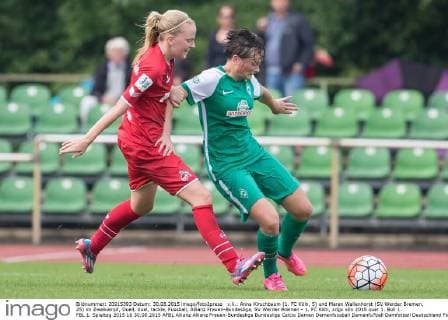 v.li.: Anna Kirschbaum (1. FC Köln, 5) und Maren Wallenhorst (SV Werder Bremen, 25) im Zweikampf, Duell, duel, tackle, Fussball, Allianz Frauen-Bundesliga, SV Werder Bremen - 1. FC Köln, xdgx