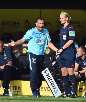 30.08.2015, xjhx, Fussball 1.Bundesliga, Borussia Dortmund - Hertha BSC Berlin, emspor, v.l. Trainer Pal Dardai (Hertha BSC Berlin) gibt Anweisungen, gestikuliert, mit den Armen gestikulieren gives instructions, gesticulate., Schiedsrichter Bibiana Steinhaus