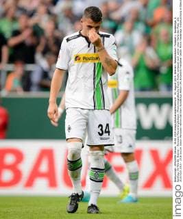 30. August 2015: Bremen, Weserstadion: Fussball 1. Bundesliga, 3. Spieltag: SV Werder Bremen - Borussia Moenchengladbach: Moenchengladbachs Granit Xhaka verlaesst nach seiner roten Karte den Platz.