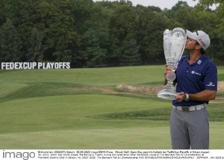 Aktuell Golf, Jason Day gewinnt Auftakt der FedExCup-Playoffs in Edison August 30, 2015: Jason Day (AUS) kisses The Barclays Trophy during the celebration after the fourth round of The Barclays Fed Ex Championship at Plainfield Country Club in Edison, NJ. GOLF 2015: The Barclays Fed Ex Championship AUG 30 - ZUMAc04_