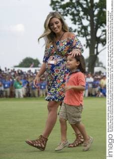 Aktuell Golf, Jason Day gewinnt Auftakt der FedExCup-Playoffs in Edison August 30, 2015: Jason Day (AUS) wife Ellie and son Dash enjoy the moment on the 18th green after dad won The Barclays during the fourth round of The Barclays Fed Ex Championship at Plainfield Country Club in Edison, NJ. GOLF 2015: The Barclays Fed Ex Championship AUG 30 - ZUMAc04_