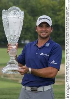 Aktuell Golf, Jason Day gewinnt Auftakt der FedExCup-Playoffs in Edison August 30, 2015: Jason Day (AUS) lifts The Barclays Trophy after winning during the fourth round of The Barclays Fed Ex Championship at Plainfield Country Club in Edison, NJ. GOLF 2015: The Barclays Fed Ex Championship AUG 30 - ZUMAc04_