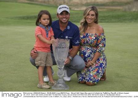 Aktuell Golf, Jason Day gewinnt Auftakt der FedExCup-Playoffs in Edison August 30, 2015: Jason Day (AUS) poses with The Barclays Trophy, his son Dash and Wife Ellie after the fourth round of The Barclays Fed Ex Championship at Plainfield Country Club in Edison, NJ. GOLF 2015: The Barclays Fed Ex Championship AUG 30 - ZUMAc04_