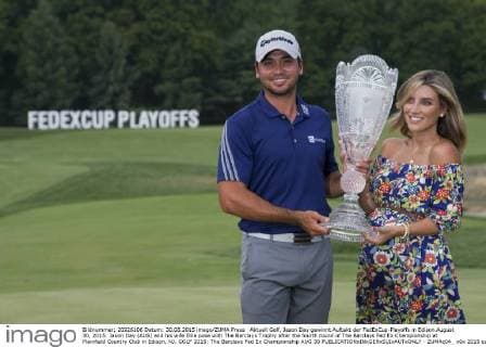 Aktuell Golf, Jason Day gewinnt Auftakt der FedExCup-Playoffs in Edison August 30, 2015: Jason Day (AUS) and his wife Ellie pose with The Barclays Trophy after the fourth round of The Barclays Fed Ex Championship at Plainfield Country Club in Edison, NJ. GOLF 2015: The Barclays Fed Ex Championship AUG 30 - ZUMAc04_