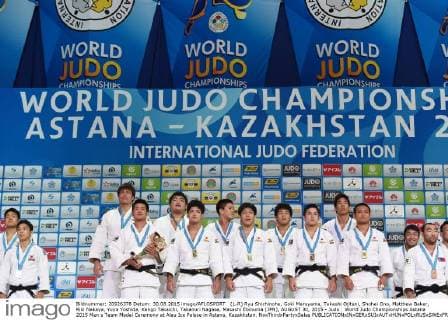 (L-R) Ryu Shichinohe, Goki Maruyama, Takeshi Ojitani, Shohei Ono, Matthew Baker, Riki Nakaya, Yuya Yoshida, Kengo Takaichi, Takanori Nagase, Masashi Ebinuma (JPN), AUGUST 30, 2015 - Judo : World Judo Championships Astana 2015 Men s Team Medal Ceremony at Alau Ice Palace in Astana, Kazakhstan. NoxThirdxPartyxSales  (dlra009175)