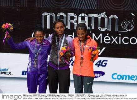 (150831) -- MEXICO CITY, - Shewarge Amare (C) of Ethiopia celebrates during the awarding ceremony of the 33rd Mexico City Marathon, in Mexico City, capital of Mexico, on Aug. 30, 2015. Shewarge Amare got the first place in the women s elite. Ariana Perez NOTIMEX) (jp) (SP)MEXICO-MEXICO CITY-ATHLETICS-MARATHON e PedroxMera 