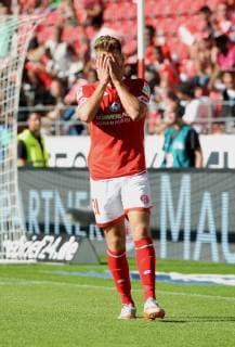 Florian NIEDERLECHNER (1. FSV Mainz 05), frustriert, Frust, Enttaeuschung, enttaeuscht, Niedergeschlagen, Niederlage, Fussball 1. Bundesliga, 3. Spieltag, 1. FSV Mainz 05 (MZ) - Hannover 96 (H) 3:0, am 29.08.2015 in Mainz Deutschland. Â