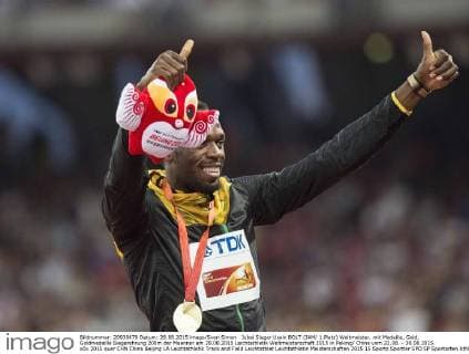 Jubel Sieger Usain BOLT (JAM 1.Platz) Weltmeister, mit Medaille, Gold, Goldmedaille Siegerehrung 200m der Maenner am 28.08.2015 Leichtathletik Weltmeisterschaft 2015 in Peking China vom 22.08. - 30.08.2015.