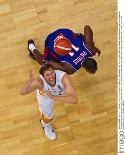 Basketball Köln 30.08.2015 Deutsche Herren Nationalmannschaft Länderspiel EM Vorbereitung Deutschland (GER) - Frankreich (FRA) Dirk Nowitzki (Deutschland, No.14) Florent Pietrus (Frankreich, No.11)