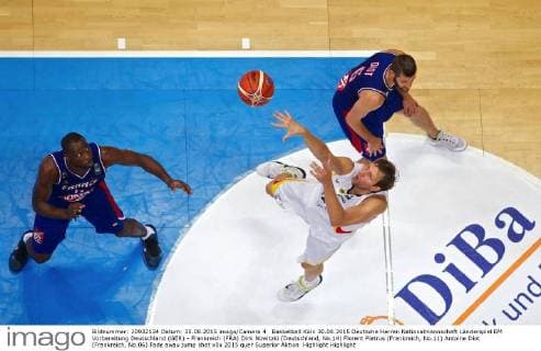 Basketball Köln 30.08.2015 Deutsche Herren Nationalmannschaft Länderspiel EM Vorbereitung Deutschland (GER) - Frankreich (FRA) Dirk Nowitzki (Deutschland, No.14) Florent Pietrus (Frankreich, No.11) Antoine Diot (Frankreich, No.06) Fade away jump shot