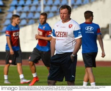 Aktuell Fußball, Training Nationalteam Tschechien Coach of Czech soccer team Pavel Vrba pictured during the training in Prague, Czech Republic, August 31, 2015. (CTKxPhoto KaterinaxSulova) CTKPhotoP201508310820601  suk4