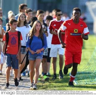 Aktuell Fußball, Training Nationalteam Österreich SOCCER - UEFA EURO EM Europameisterschaft Fussball 2016 quali, training AUT VIENNA,AUSTRIA,31.AUG.15 - SOCCER - UEFA European Championship EM Europameisterschaft 2016, European Qualifiers, training AUT. Image shows David Alaba AUT) and fans. GEPAxpictures xChristianxOrt