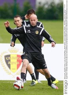Aktuell Fußball, Training Nationalteam Belgien - BRUSSELS, BELGIUM: Belgium s Thomas Vermaelen and Belgium s Laurent Ciman fight for the ball during a training session of Belgian national soccer team Red Devils, Monday 31 August 2015, in Brussels. Red Devils will play Euro 2016 qualification games against Bosnia and Cyprus. BRUNOxFAHY  x04691219x