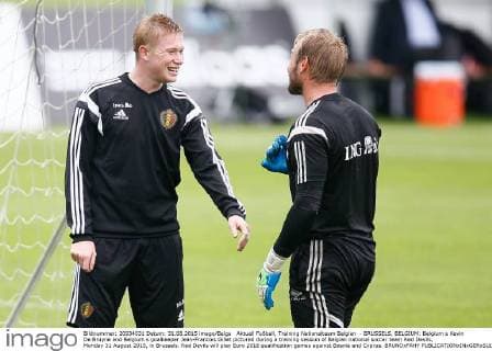 Aktuell Fußball, Training Nationalteam Belgien - BRUSSELS, BELGIUM: Belgium s Kevin De Bruyne and Belgium s goalkeeper Jean-Francois Gillet pictured during a training session of Belgian national soccer team Red Devils, Monday 31 August 2015, in Brussels. Red Devils will play Euro 2016 qualification games against Bosnia and Cyprus. BRUNOxFAHY  x04691314x